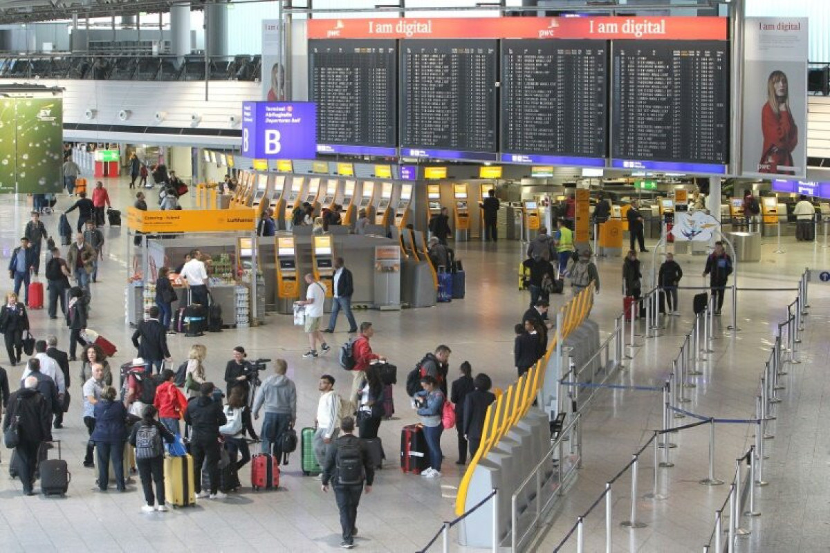 Strikes cripple German rail network, four airports