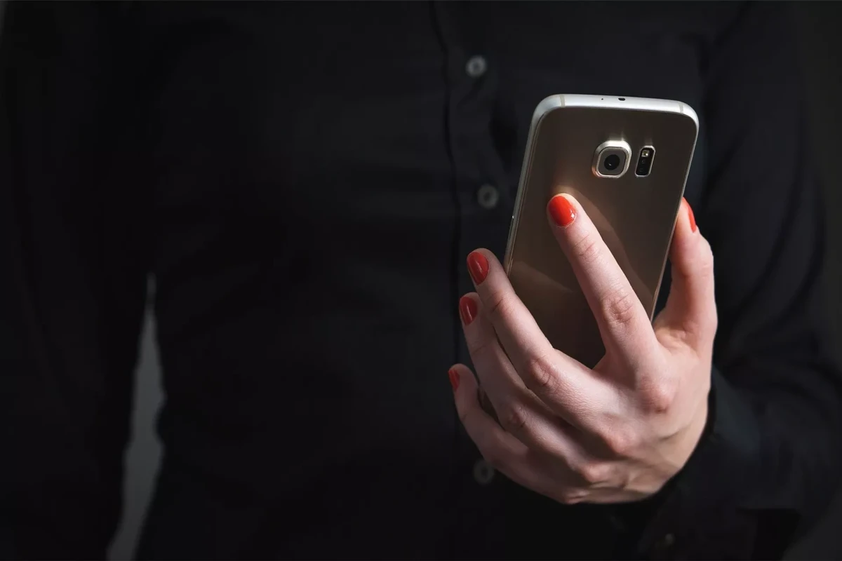 Cell phones go off across Britain amid emergency alert test