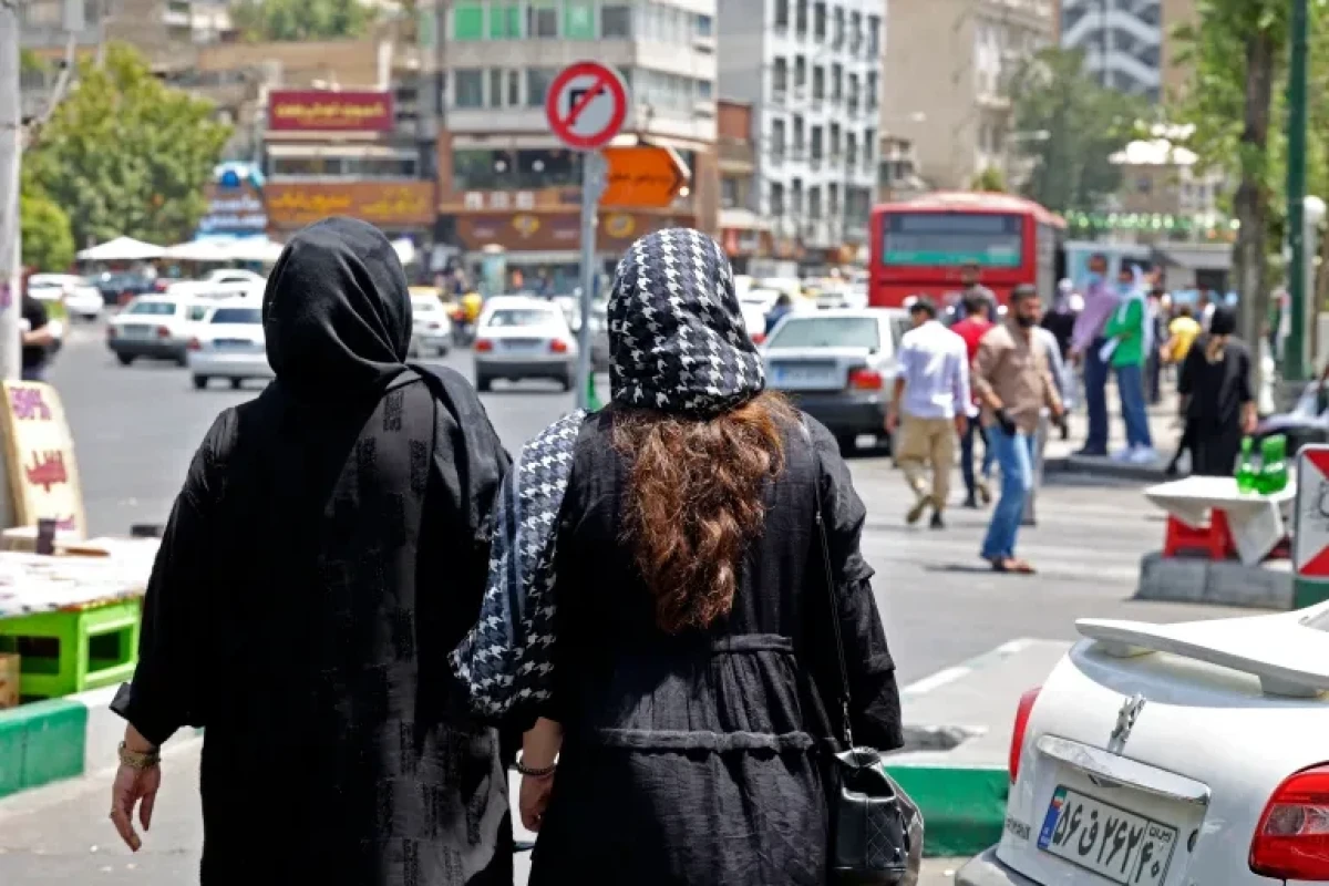Iran charges two actresses for not wearing hijab