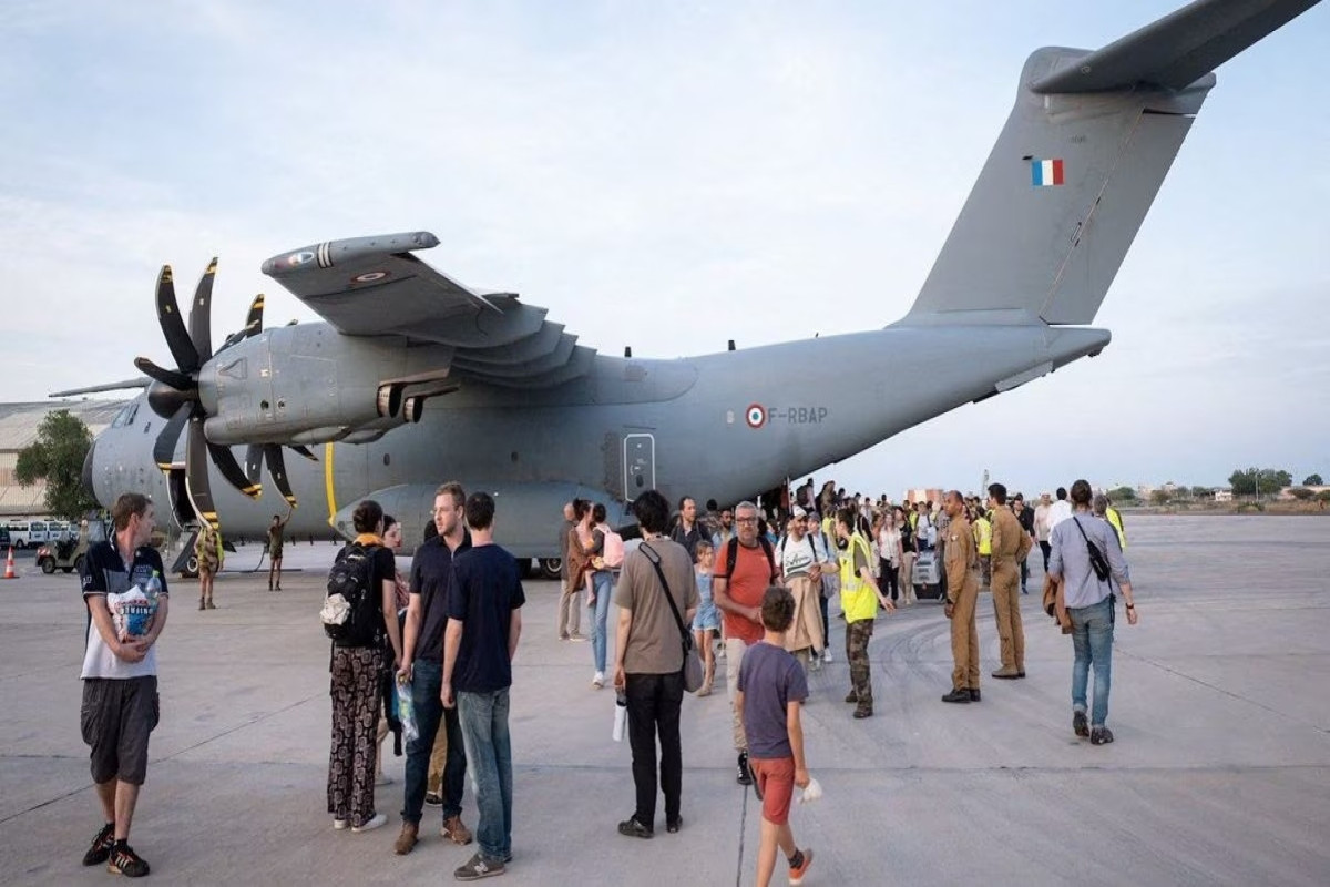 Britain begins large-scale evacuation of its nationals from Sudan
