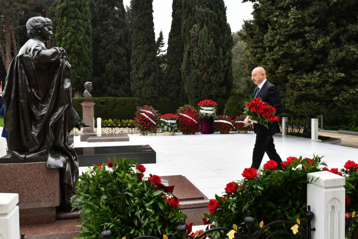 President Ilham Aliyev visited grave of academician Zarifa Aliyeva
