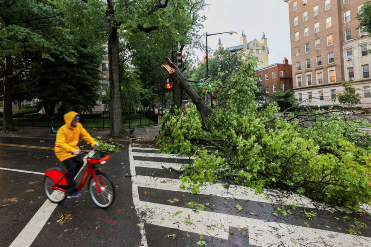 Looming storms shut US government offices, millions under tornado watch