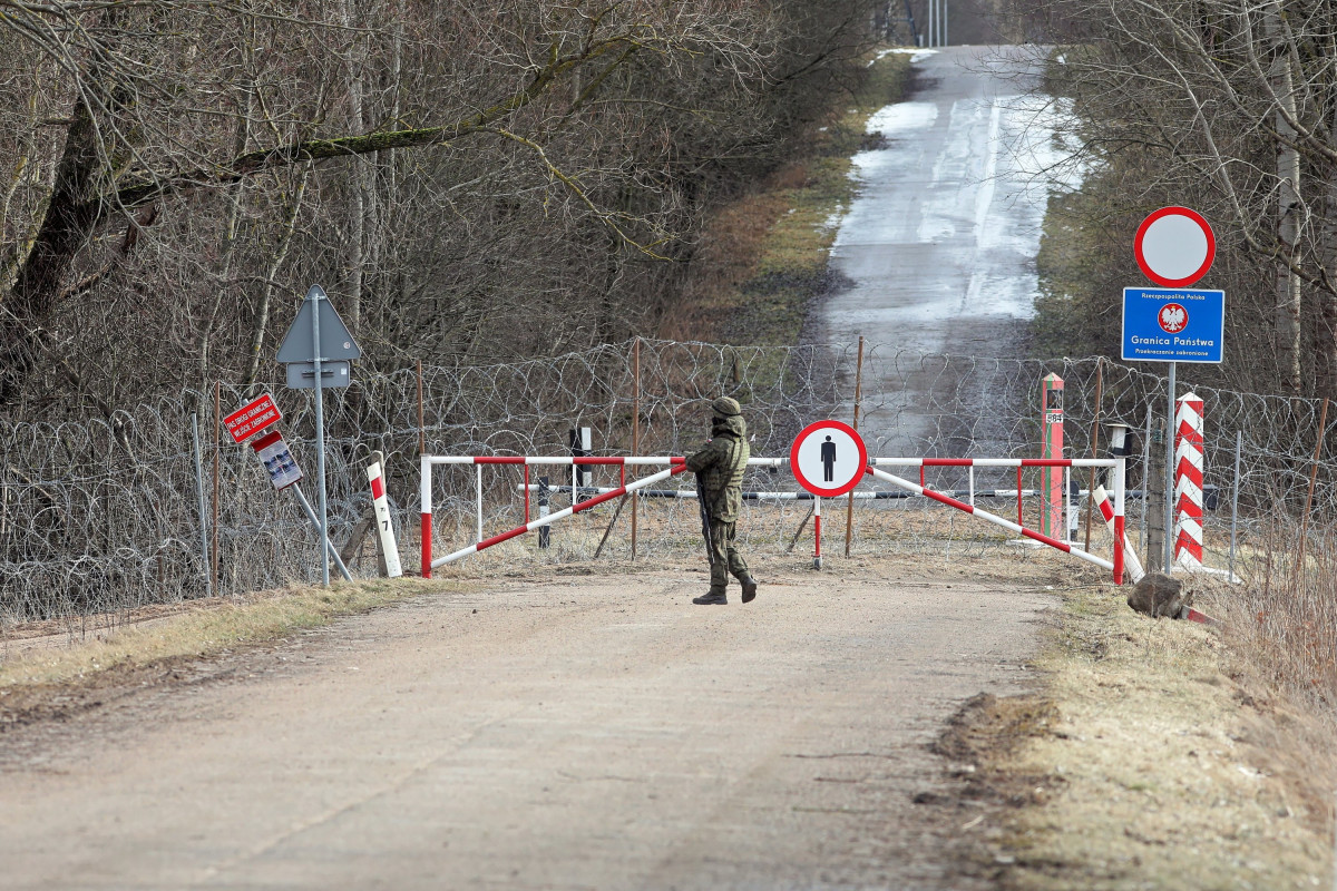 Poland plans to send up to 10,000 soldiers to border with Belarus