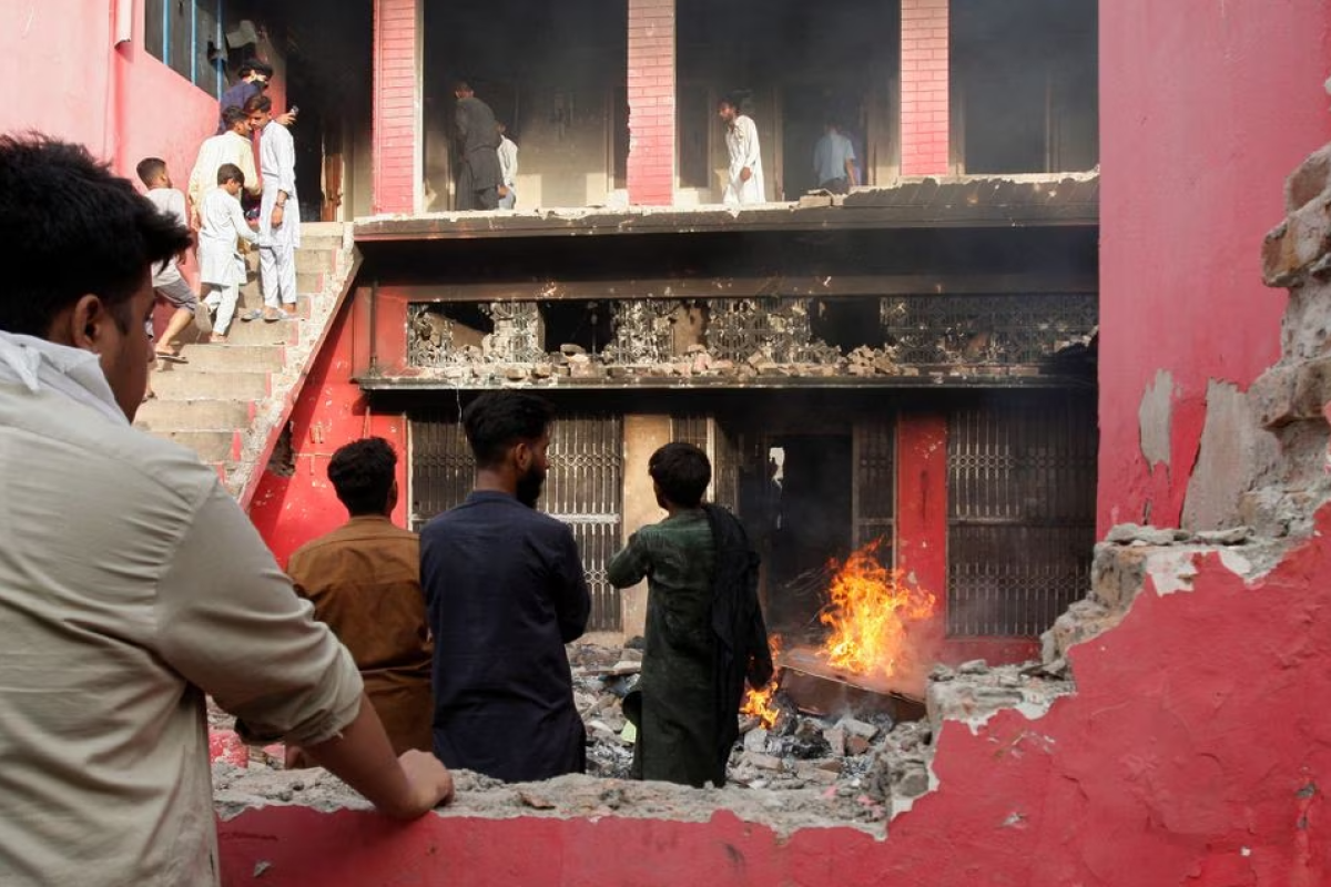 Troops deployed to guard Pakistani Christians after mob torches churches -PHOTO 