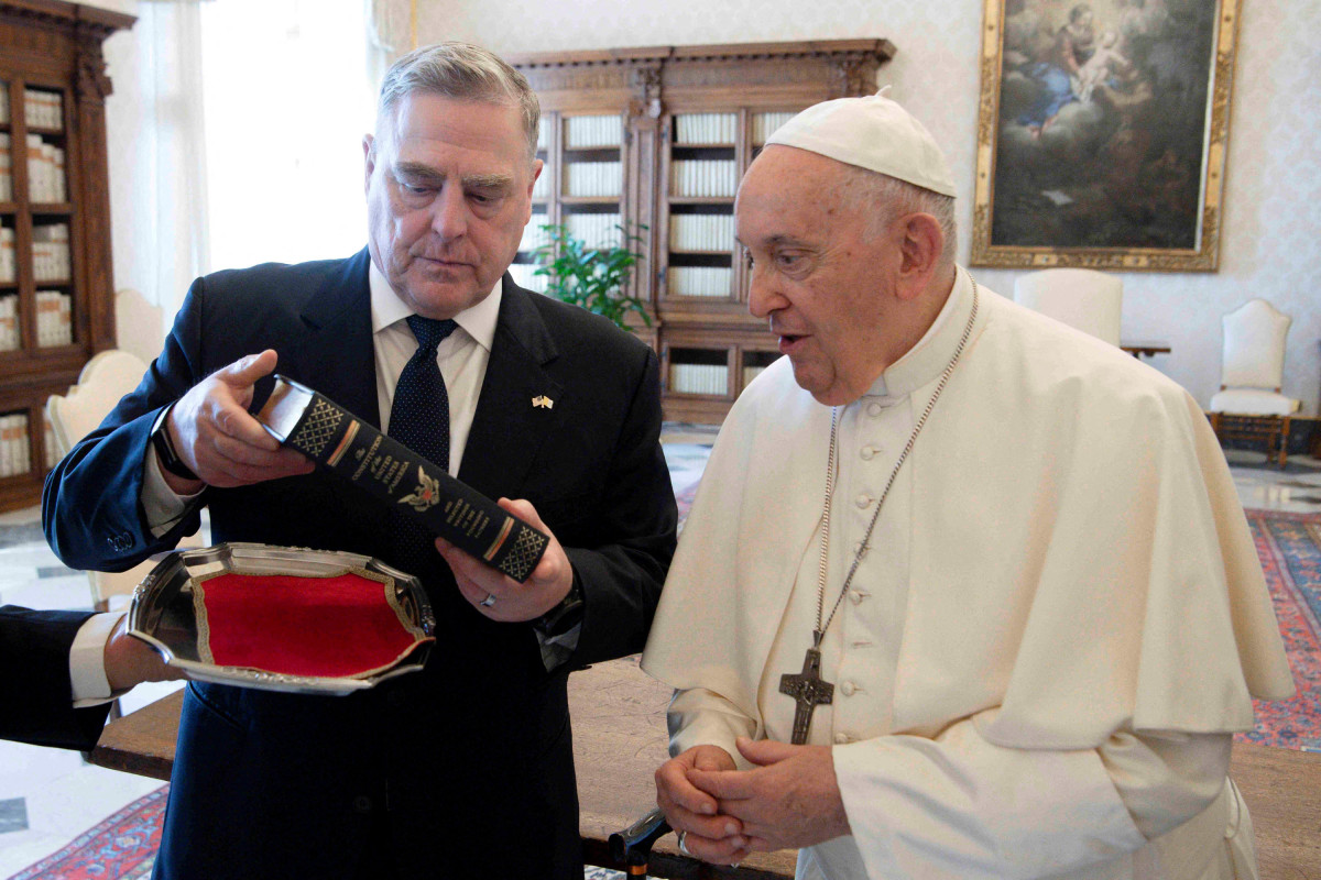 Pope discusses war in Ukraine with top US general