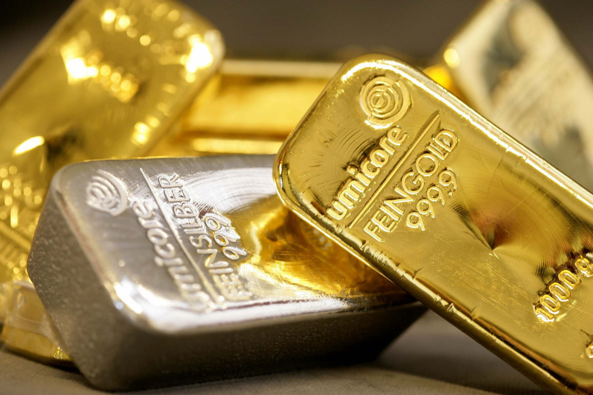 Gold rises slightly while silver sees decrease in world market