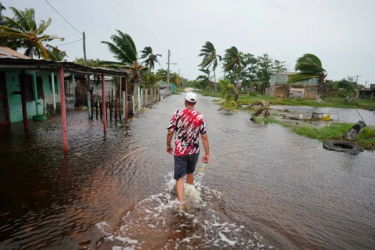 Hurricane Idalia strengthens en route to Florida, threatening dangerous storm surge