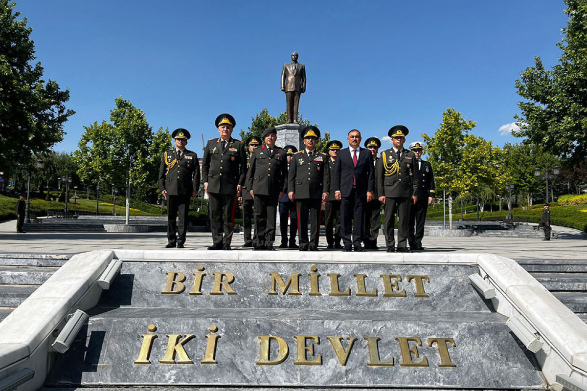 Azerbaijani Defense Minister visited Heydar Aliyev Park in Ankara
