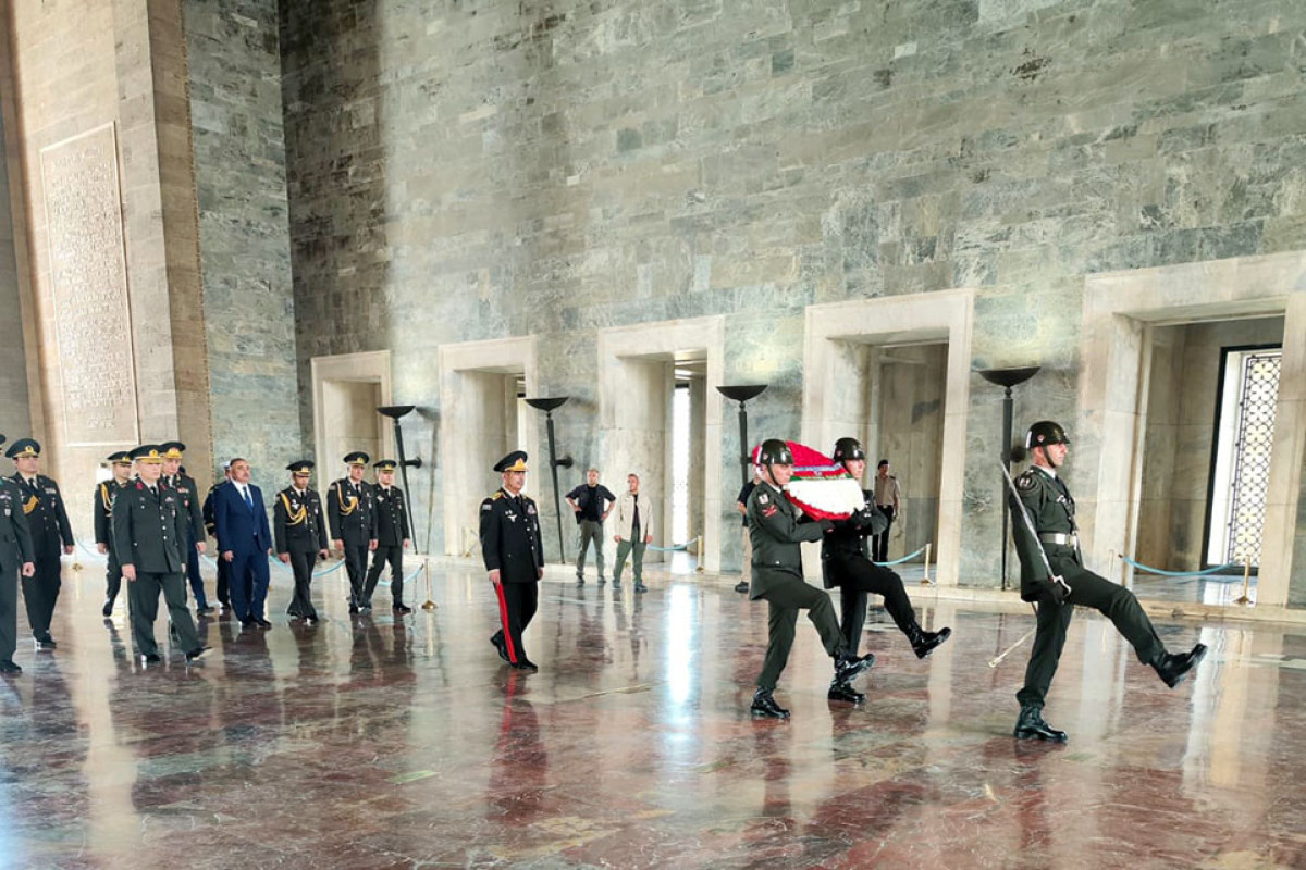 Azerbaijan’s Defense Minister visits Anıtkabir