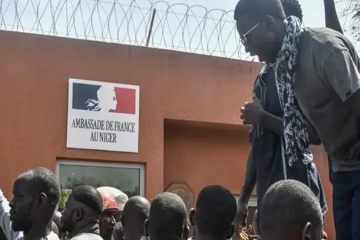 Niger’s military regime orders police to expel French ambassador and revokes his diplomatic immunity