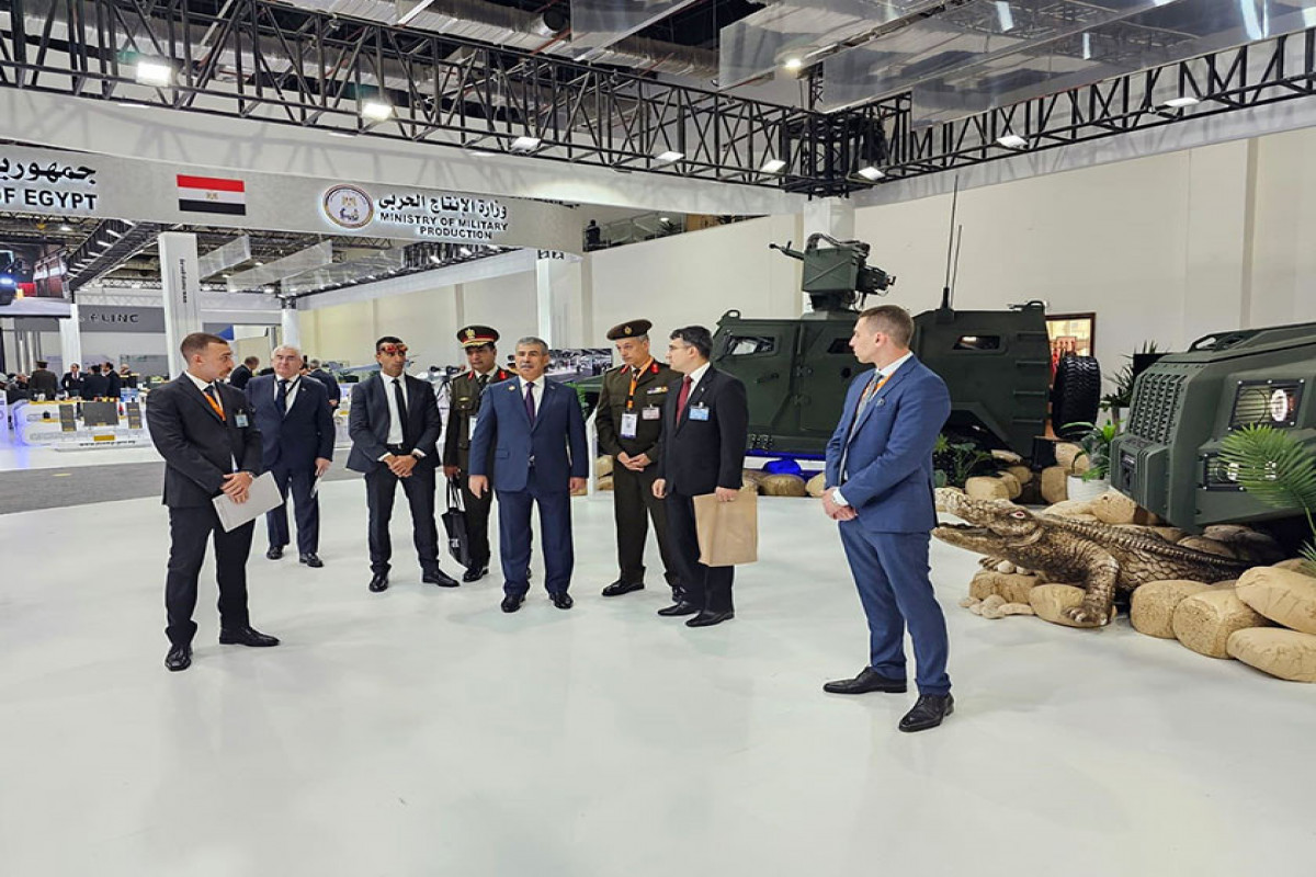 Azerbaijan Defense Minister watched Italian, Egyptian military equipment at international exhibition