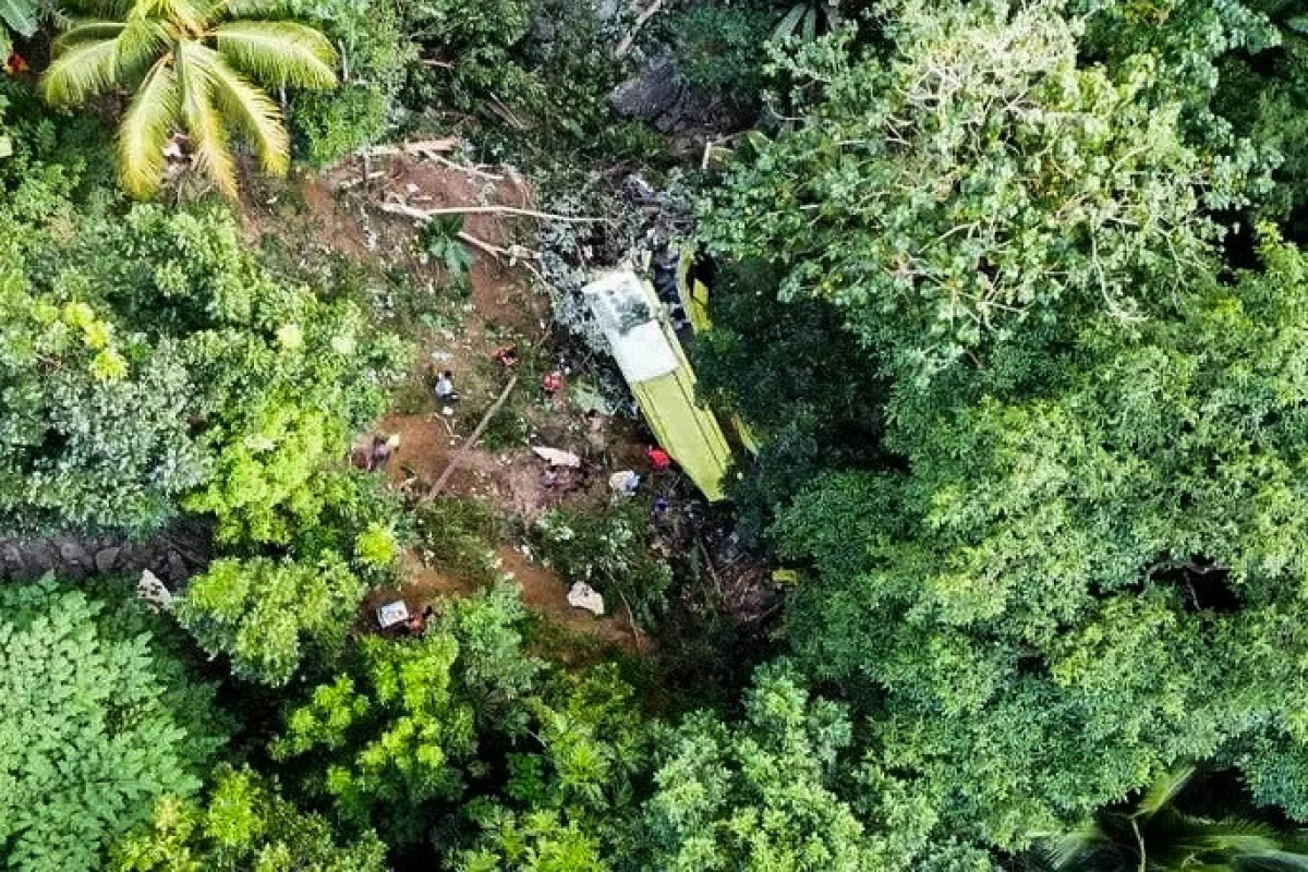 29 dead after bus plunges off cliff in central Philippines