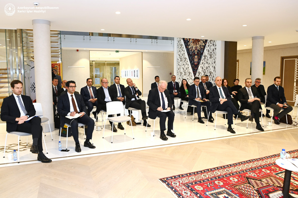 Azerbaijani FM meets with reps of leading media and think tanks in Brussels