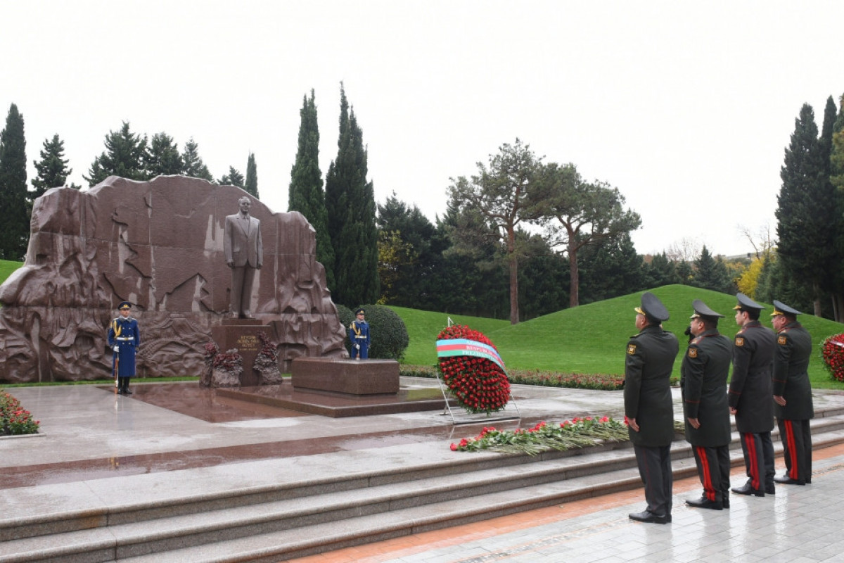 Azerbaijan's state and government officials pay respect to Great Leader Heydar Aliyev -PHOTO 