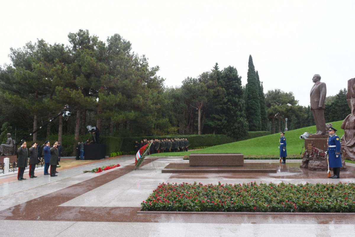 Azerbaijan's state and government officials pay respect to Great Leader Heydar Aliyev -PHOTO 