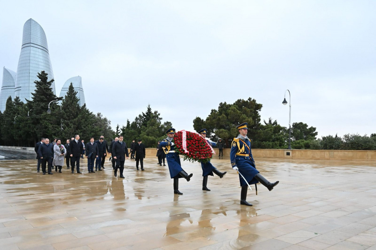 Chairman of Georgian Parliament pays respect to Azerbaijan’s Great Leader Heydar Aliyev -PHOTO 