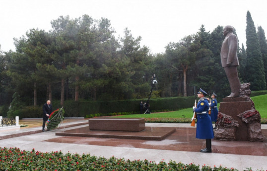 President Ilham Aliyev visited grave of National Leader Heydar Aliyev