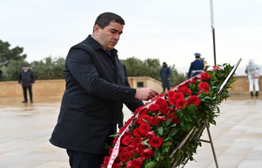 Chairman of Georgian Parliament pays respect to Azerbaijan’s Great Leader Heydar Aliyev -PHOTO 