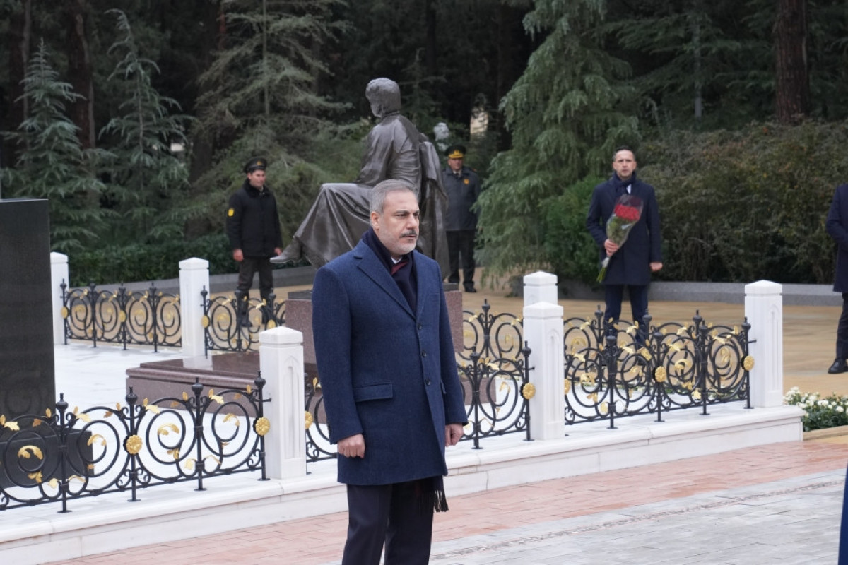 Turkish FM visits National Leader Heydar Aliyev’s gravesite, Baku Turkish Martyrs