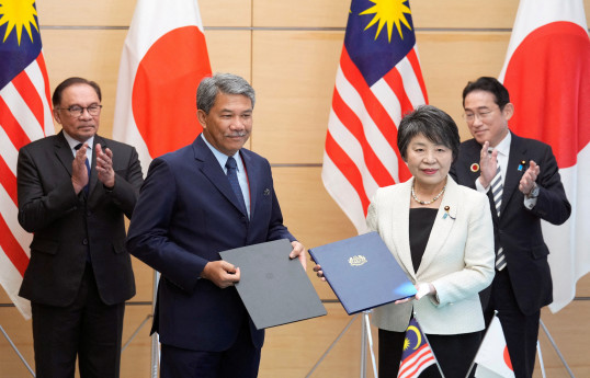Japanese Prime Minister Fumio Kishida and Malaysian Prime Minister Anwar Ibrahim