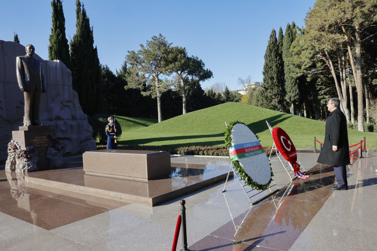 Turkish Vice President visits Alley of Martyrs and Alley of Honor