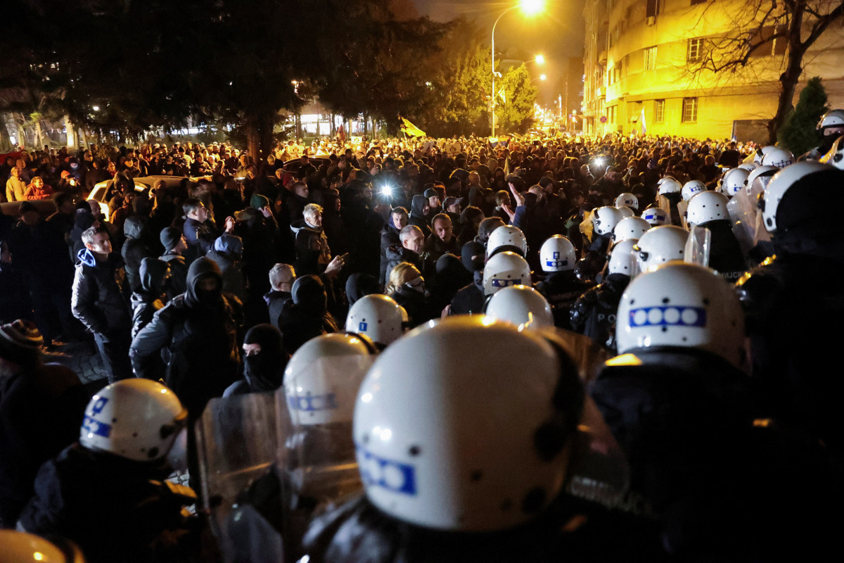 Protesters in Belgrade attempt to storm city administration building