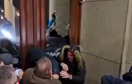 Vucic reports over 35 detentions, says two police wounded in Belgrade protests