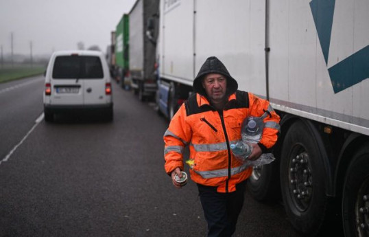 Poland blocks 3 border crossings with Ukraine