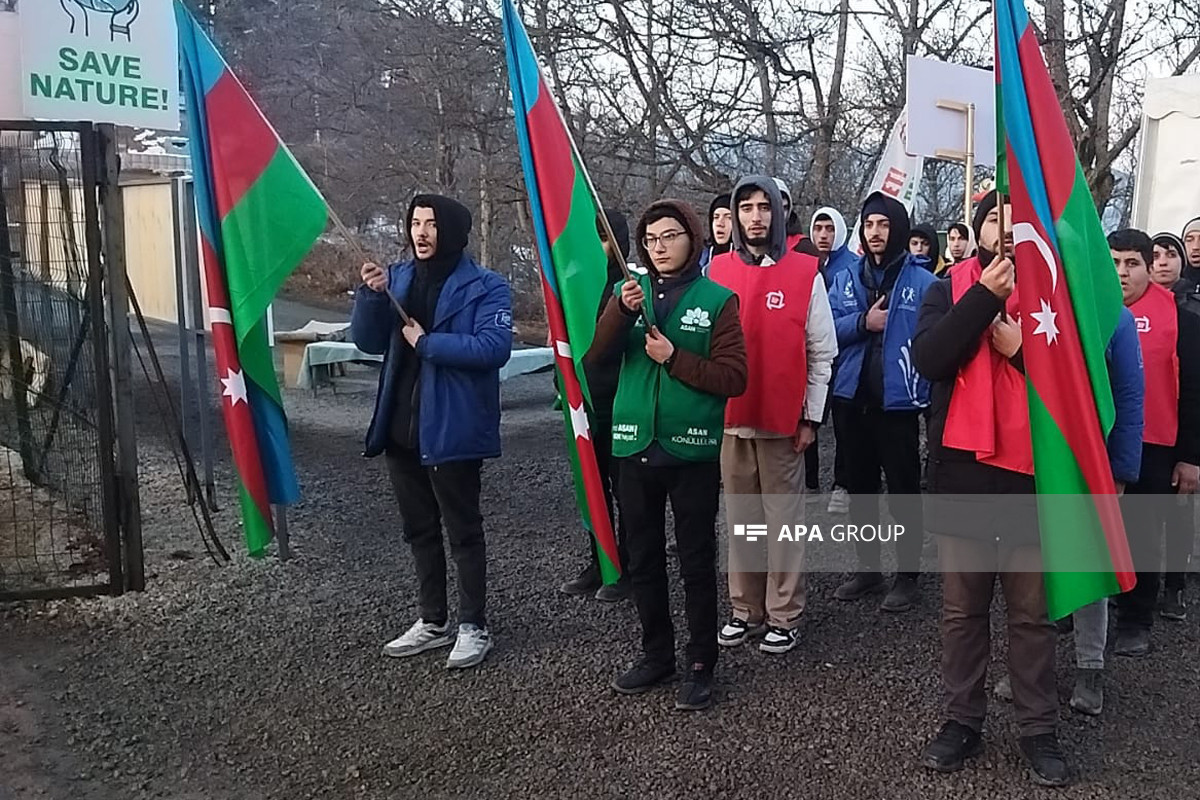 Russian Community members in Azerbaijan visit area of protest action on Azerbaijan's Lachin-Khankendi road