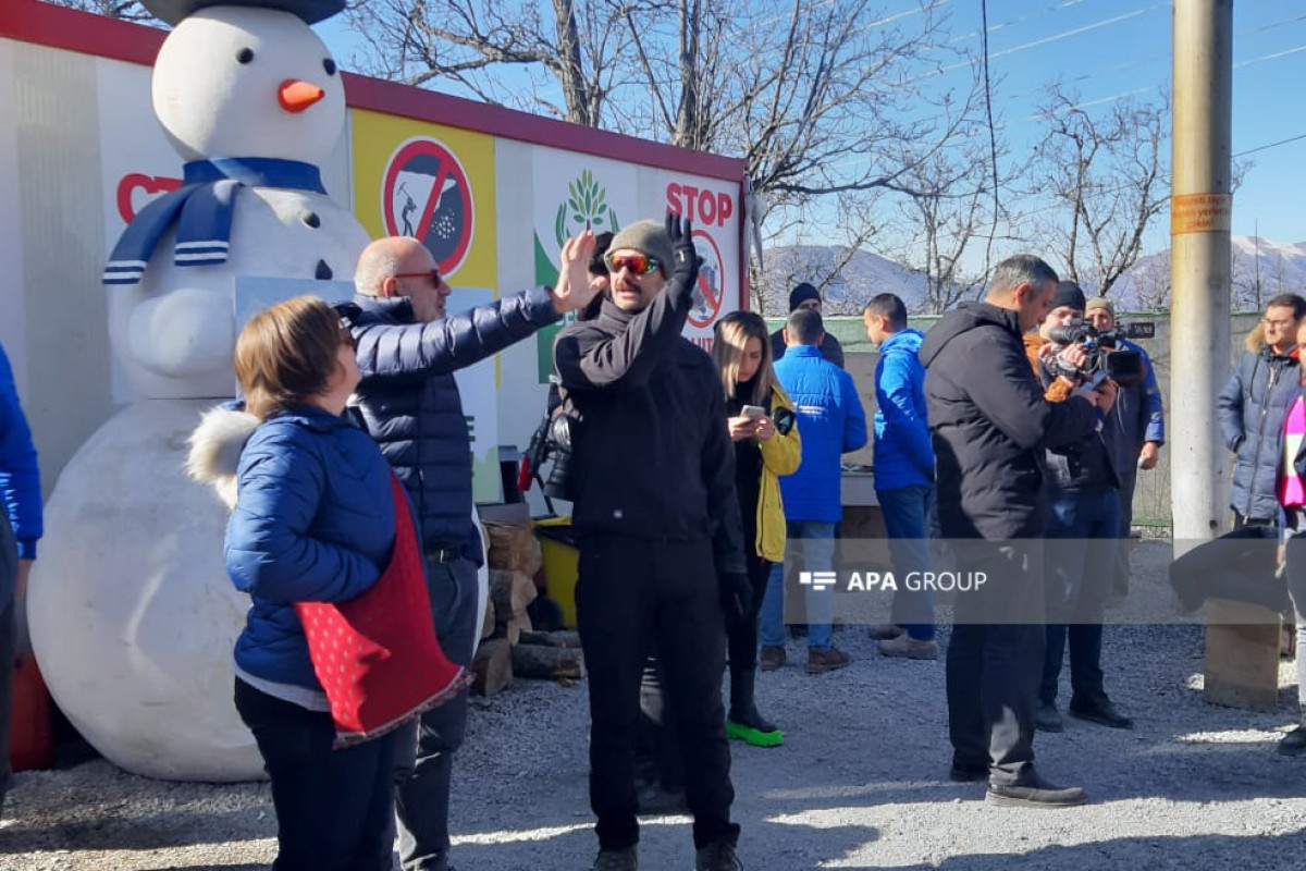 Foreign travelers visit protest site on Lachin-Khankandi road-PHOTO 