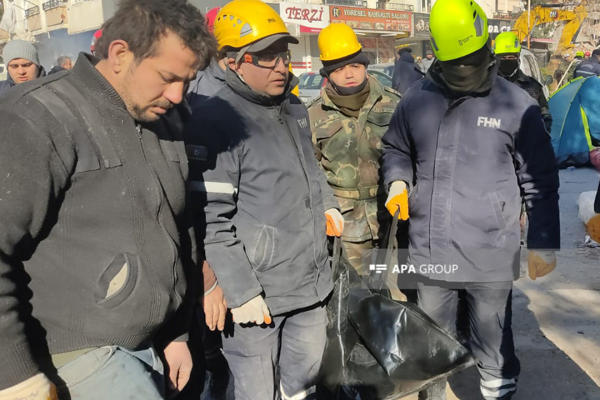 Azerbaijan's MES rescuers remove dead body of another person in Kahramanmaraş-PHOTO 