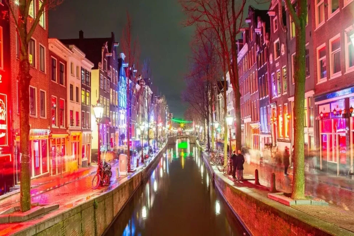 Amsterdam bans cannabis in its red light district
