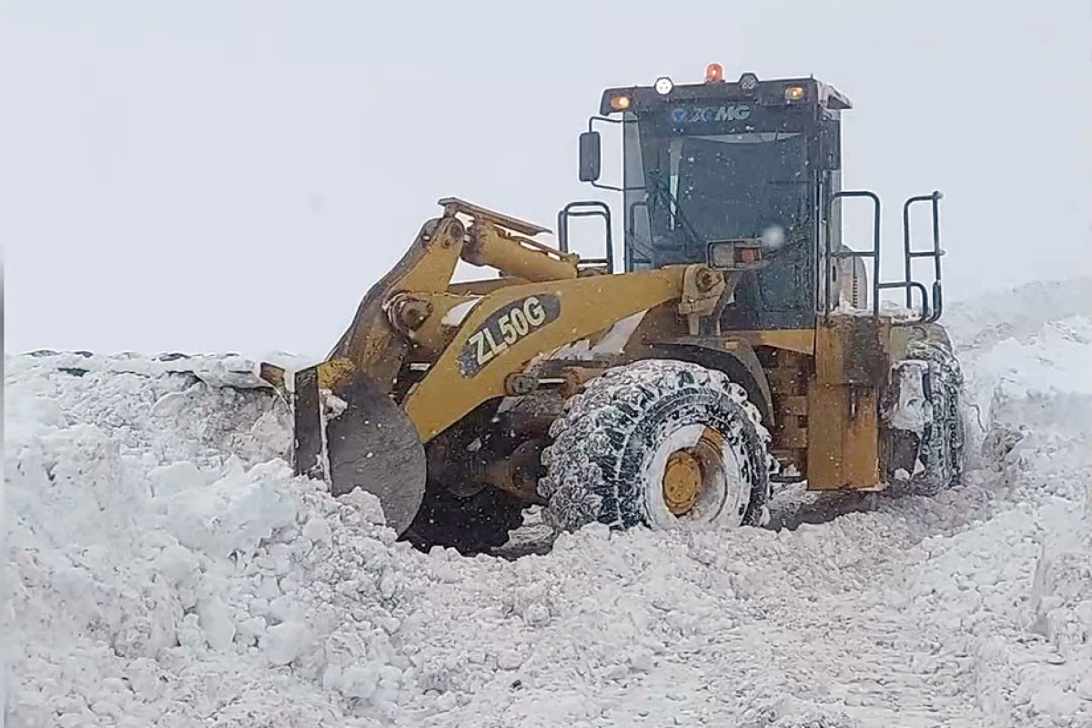 Azerbaijani MoD:A total of 2780 km of roads have been cleared of snow in Kalbajar, Lachin, and Dashkasan-PHOTO 