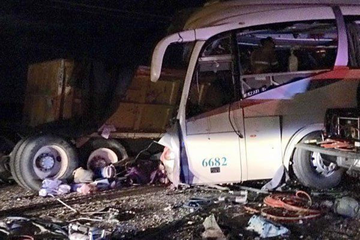 Bus carrying migrants in Mexico crashes, killing 17