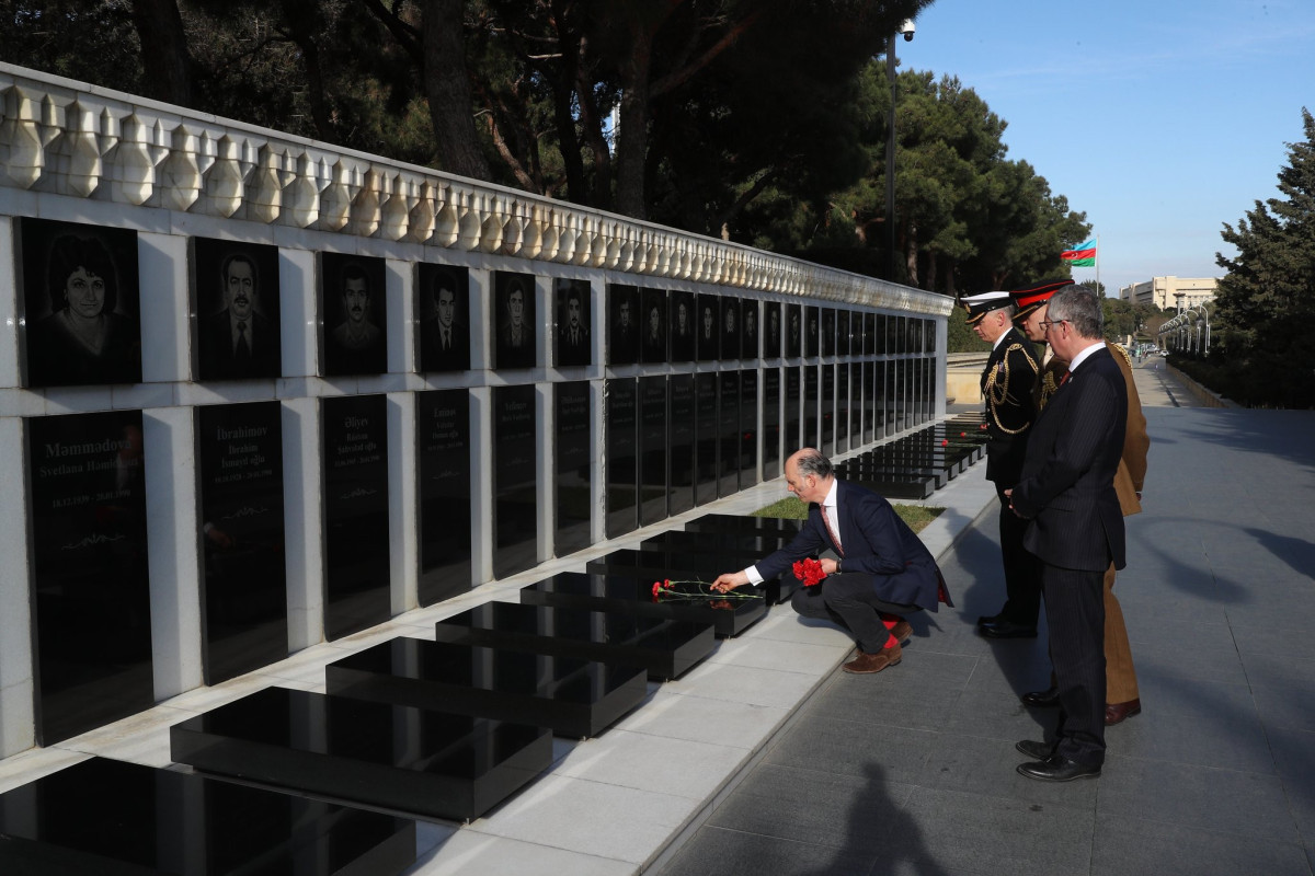 British minister visits Alley of Martyrs in Azerbaijan