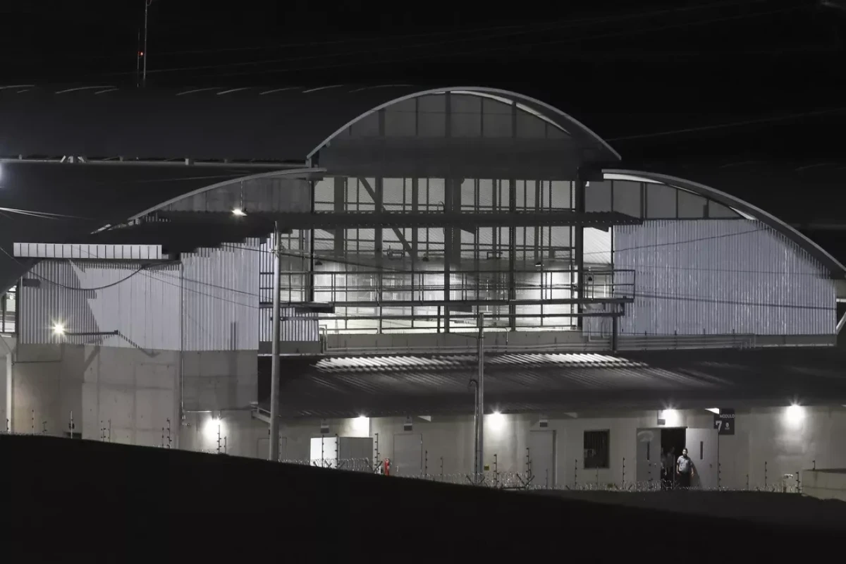 El Salvador moves 2,000 inmates to Americas' largest prison