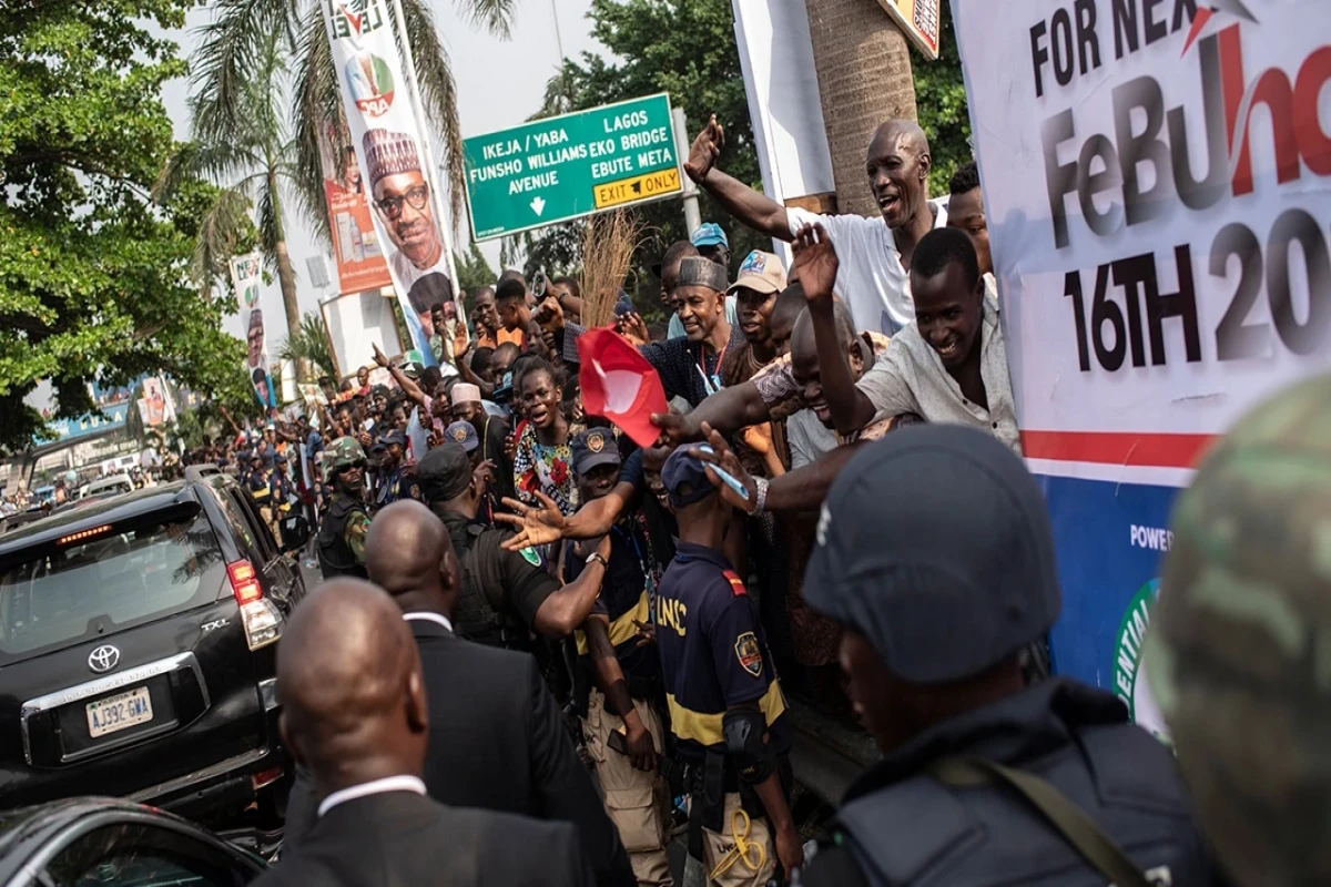 Gang attacks Nigerian electoral counting centre in Lagos, video shows