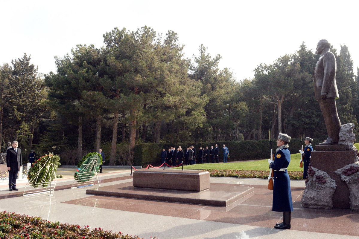 Romanian parliamentarians pay respect to national leader Heydar Aliyev and Azerbaijani martyrs