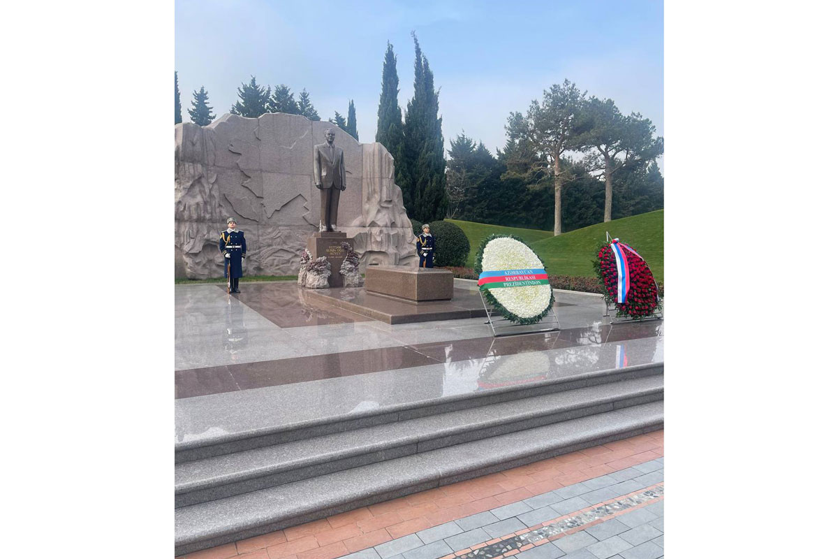 Russian FM visits Alley of Martyrs and Alley of Honor in Azerbaijan
