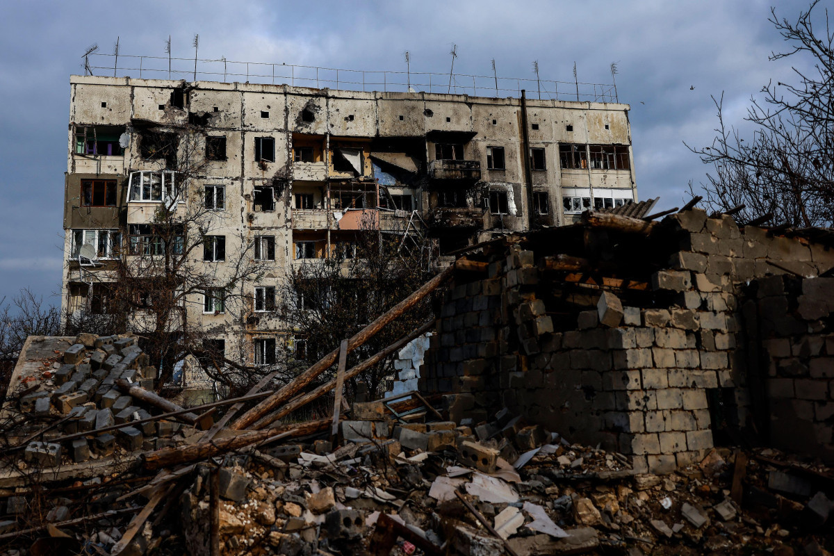 Russia shell Beryslav, family dies as result of enemy shell hitting residential building