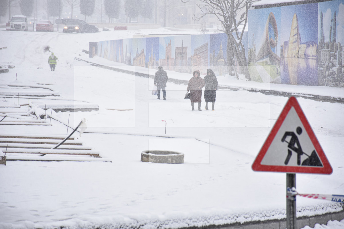First snow in Baku -PHOTOLENT 
