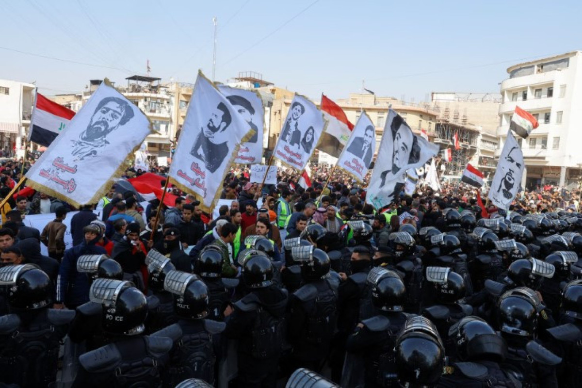 Hundreds protest in Baghdad over Iraqi dinar's slide