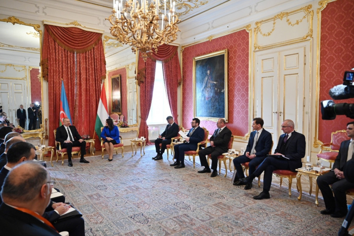 President Ilham Aliyev invites his Hungarian counterpart to visit Azerbaijan