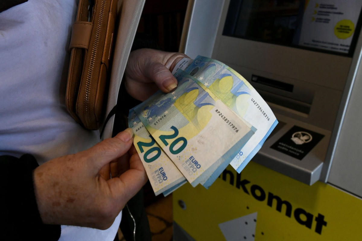 Euro zone economy unexpectedly grows in Q4 but weak 2023 looms