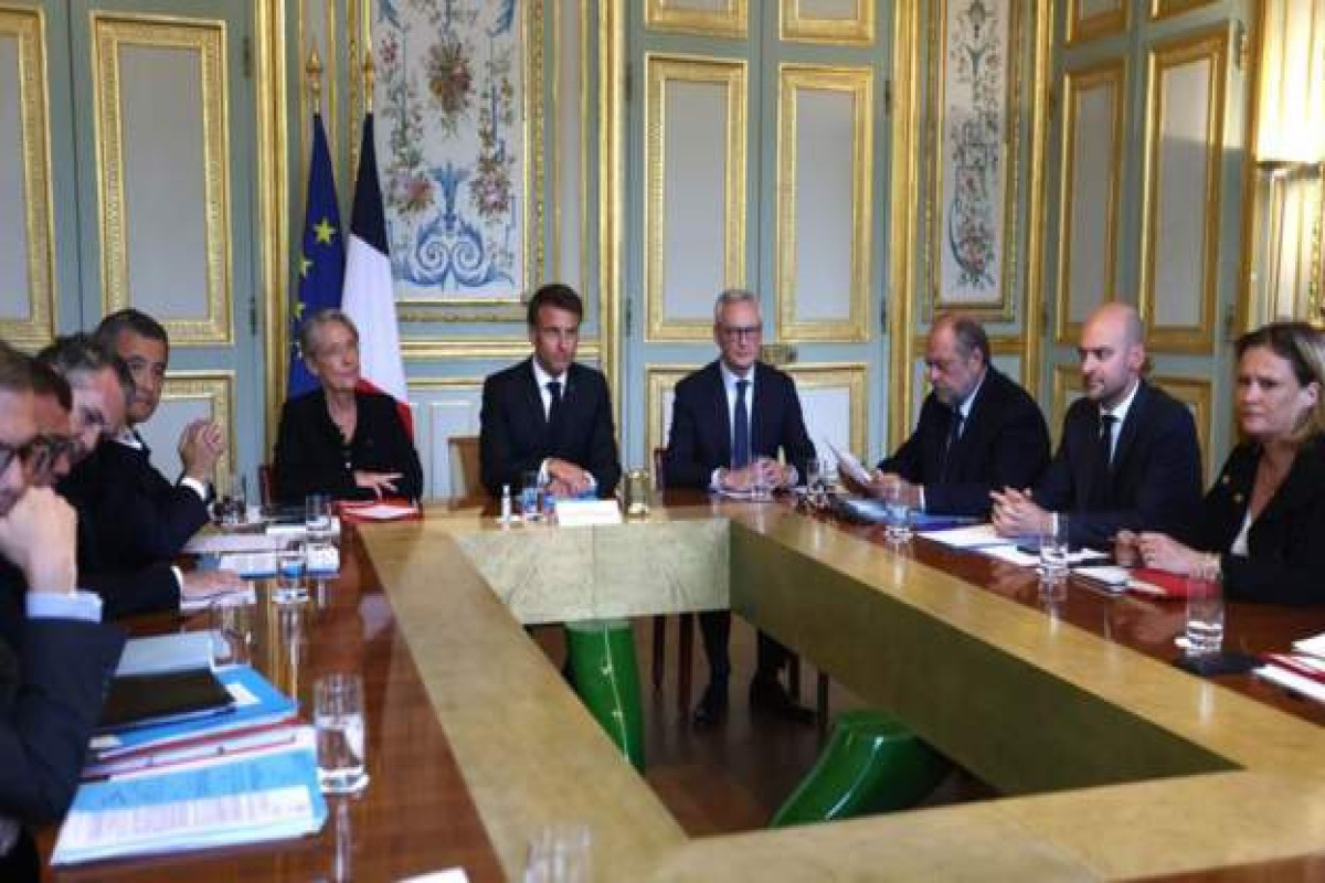 French president holding emergency crisis meeting