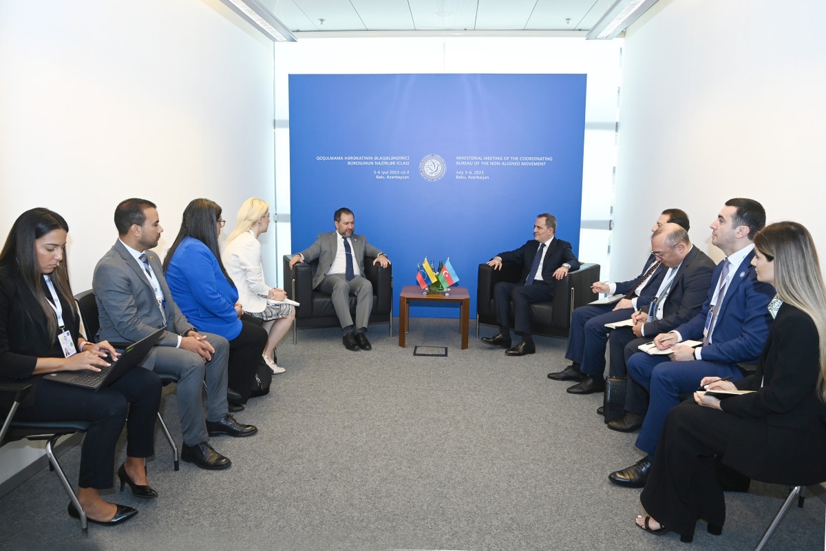 Azerbaijani FM meets with his Venezuelan counterpart