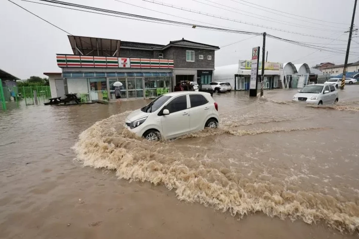 South Korea landslides, floods kill more than 20, over 4,000 evacuated-UPDATED 