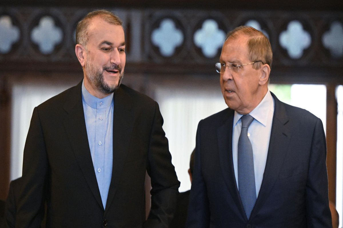 Lavrov discusses topical issues with his Iranian counterpart over phone