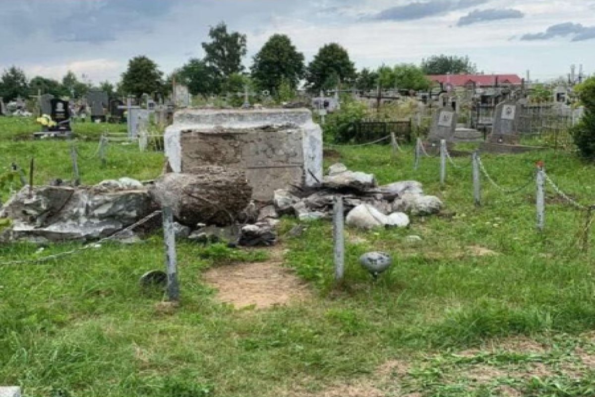 9 monuments to Soviet soldiers demolished in a day in Ukraine