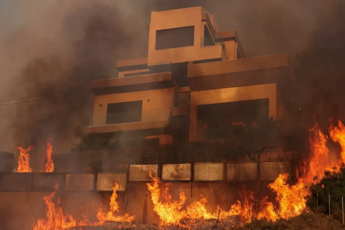 Greek boats evacuate over 2,000 people threatened by Rhodes fire